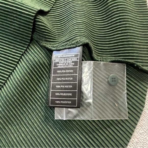 BB Dakota Forest Green Top Size Medium ~ Perfect for date night or Business Wear - Picture 7 of 11